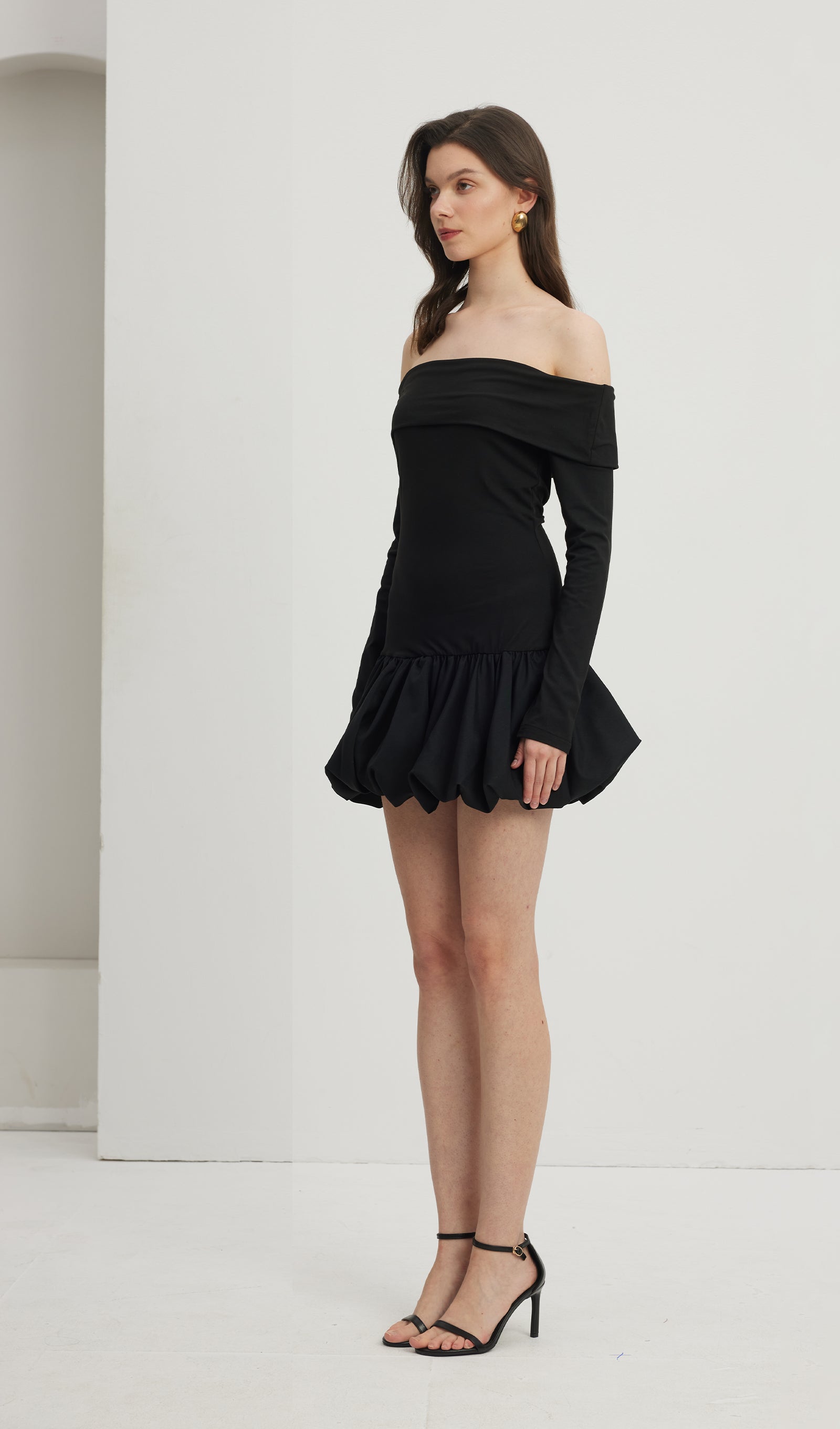 Open Shoulders Balloon Mini Dress-Black